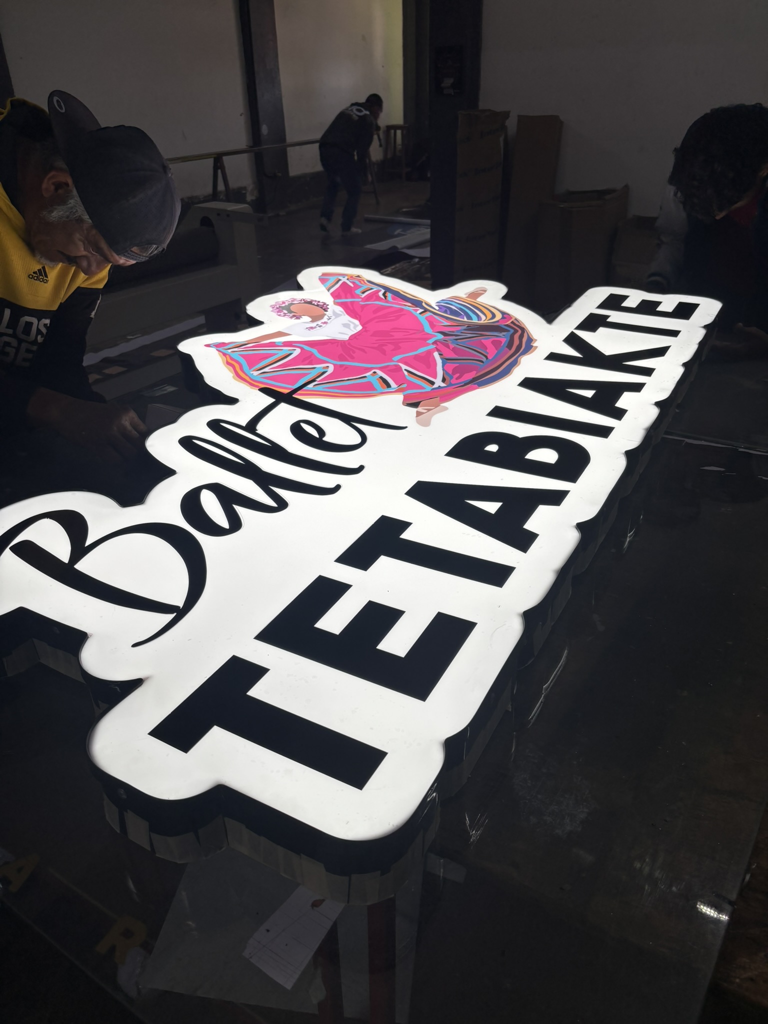 Cajón luminoso con recorte en vinil