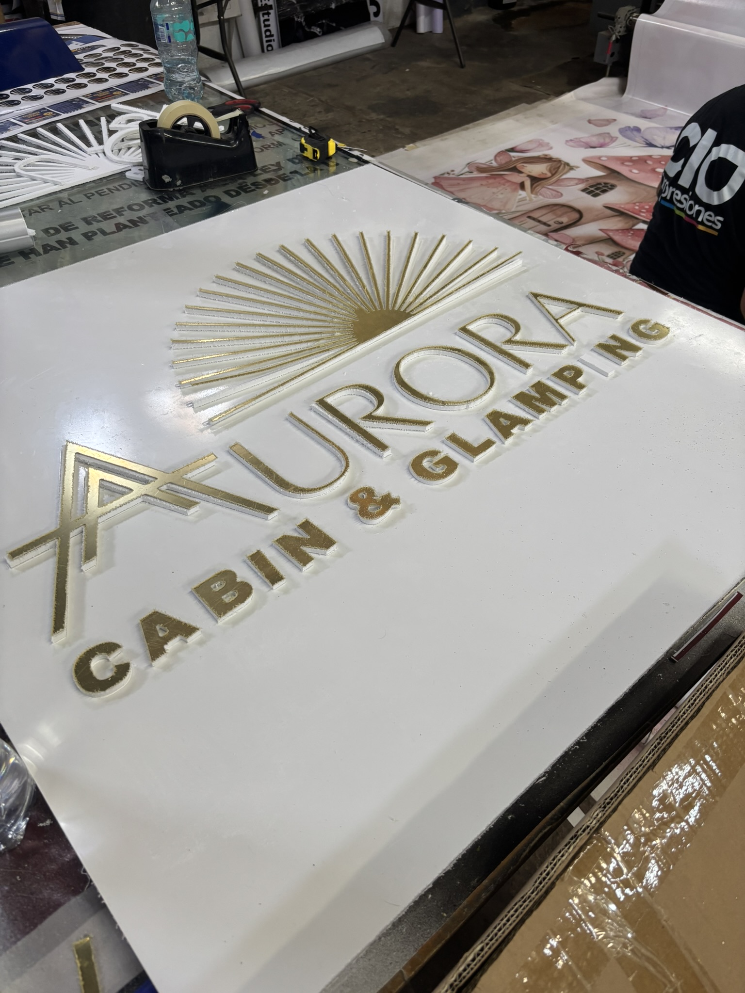 Acrílico dorado con corte CNC router