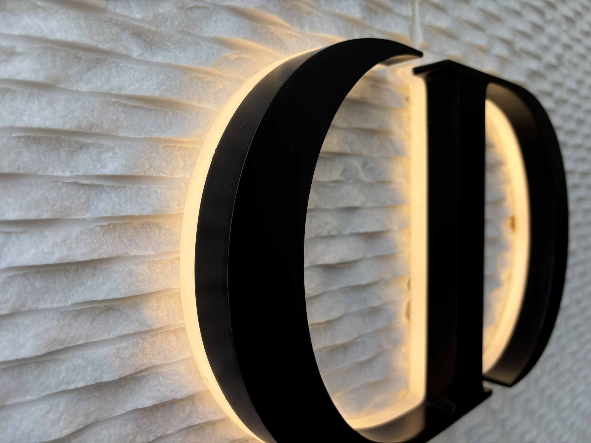 Letras 3D iluminadas con luz indirecta